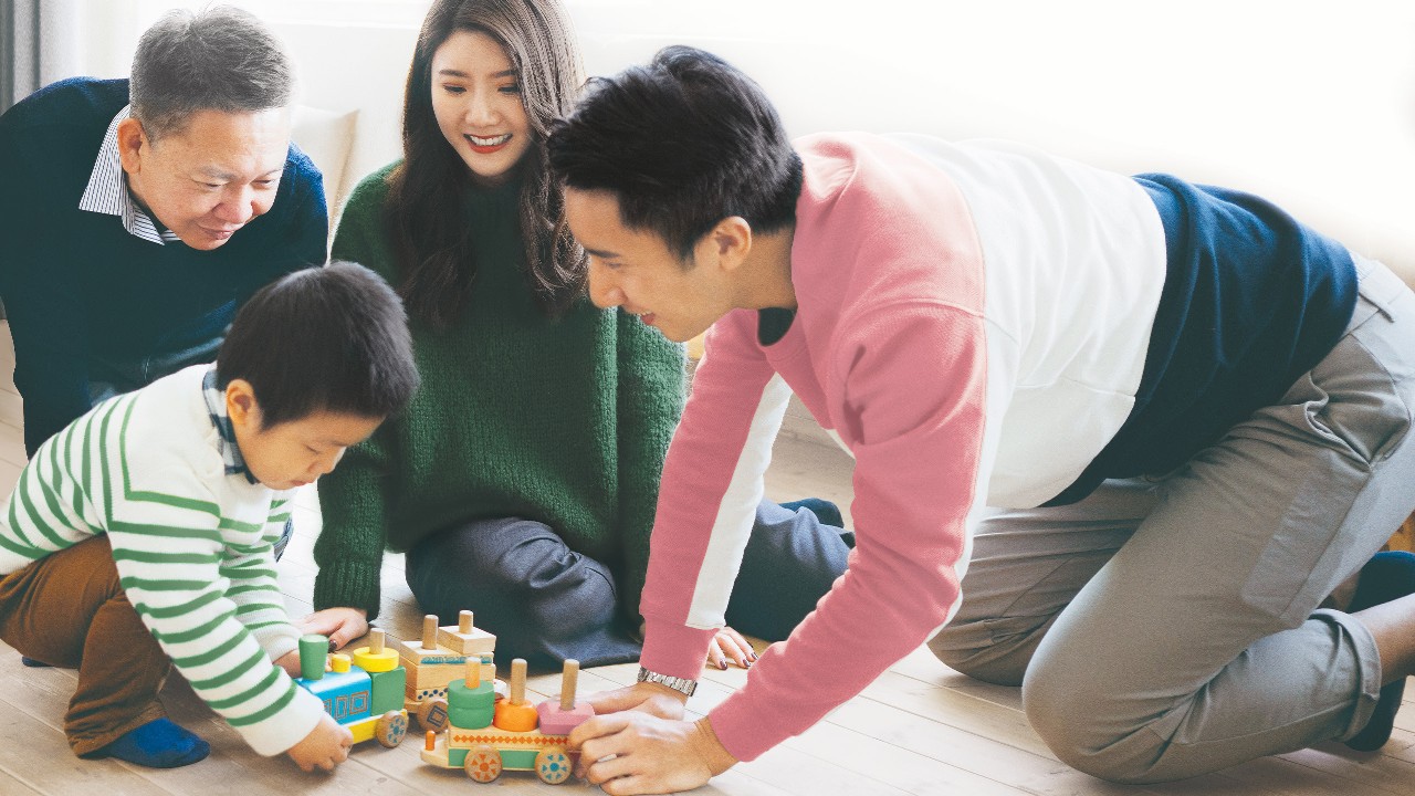 陪伴孩子玩耍得家庭; 圖片用於澳門滙溢保險計劃頁面